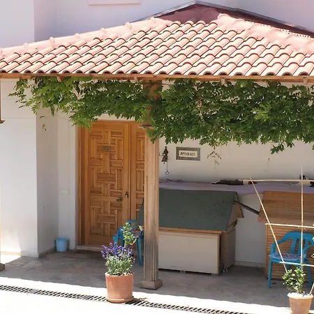 Guest house Moonstone House *